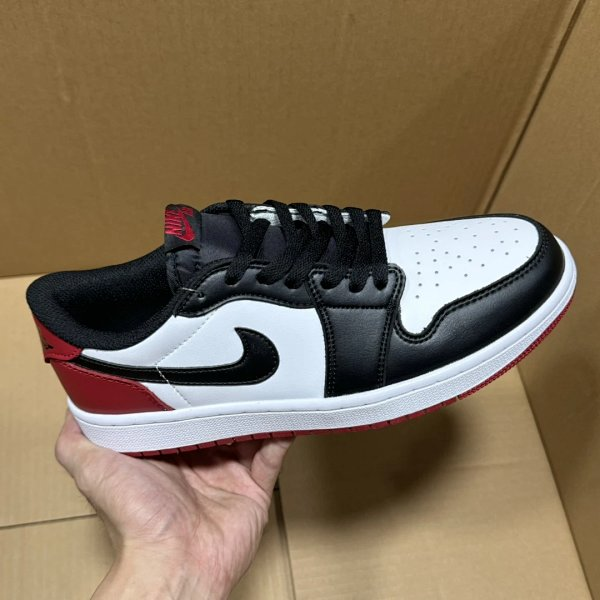 Jordan 1 Retro Low OG Black Toe 2023